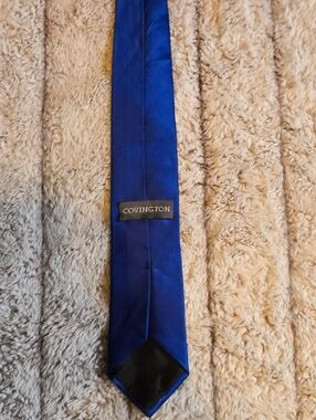 Covington brand tie is made of 100% silk and measures 22 inches in length. 